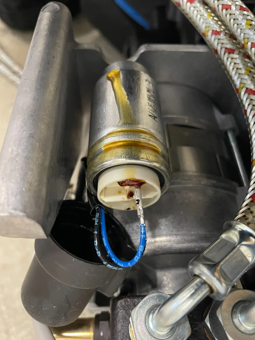 Detailaufnahme bei der Fehlersuche an einer Heizungsanlage